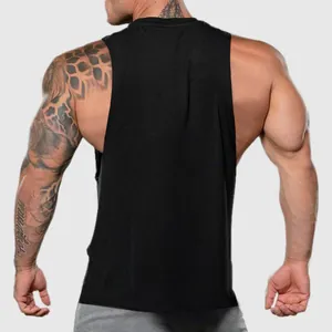 Vista posterior detallada de una camiseta de tirantes negra de algodón para hombres