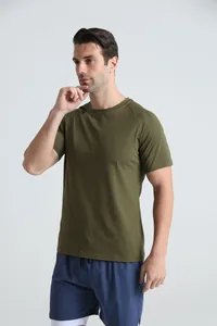 Détail d'un homme portant un t-shirt de sport à manches courtes vert olive avec col rond.
