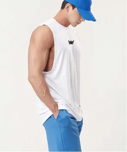 Seitenansicht des weißen lockeren Sport-Tanktops für das Fitnesstraining von Männern