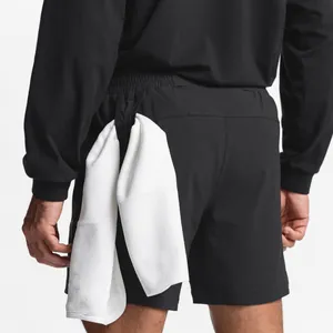Vista detallada de pantalones cortos negros para hombre con lazo para toalla integrado
