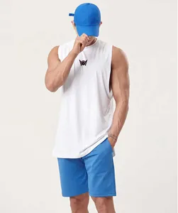 Lockeres weißes Herren-Sport-Tanktop mit Seitenschlitz und athletischer Passform