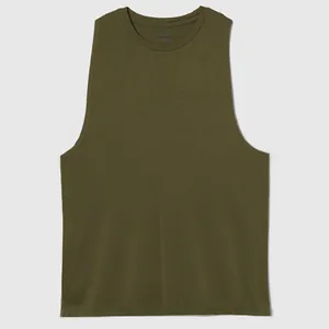 Vista frontal de una camiseta de tirantes verde oliva para hombre, ideal para fitness
