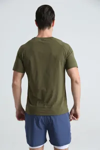 Vue arrière d'un t-shirt de sport pour homme vert olive avec manches raglan et col rond.