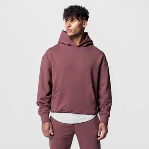Vue détaillée d'un ensemble de survêtement bordeaux oversize pour homme de style américain.