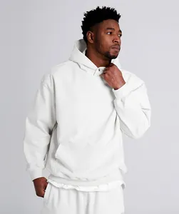 Dettaglio di una felpa con cappuccio oversize bianca di alta qualità su un modello uomo