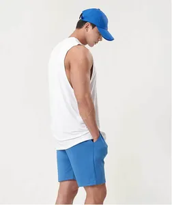 Seitenansicht des weißen, locker sitzenden Fitness-Tanktops für Herren zum Sport