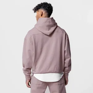 Vue arrière détaillée d'un ensemble de sport homme avec sweat à capuche mauve ample