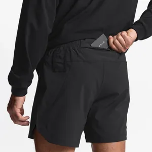 Detalle de pantalones cortos deportivos negros de secado rápido para hombre con bolsillo