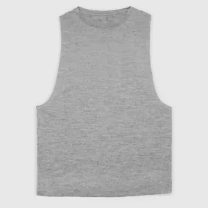 Primer plano de una camiseta sin mangas gris para fitness con textura de punto suave.