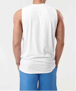 Rückansicht eines atmungsaktiven weißen ärmellosen Sport-Tanktops für Herrenfitness