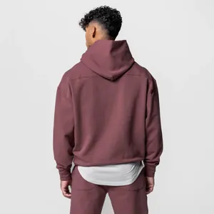Vue détaillée de l'arrière de l'ensemble sweat à capuche et pantalon de sport bordeaux