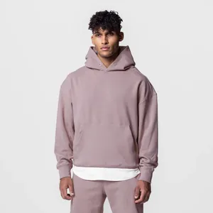 Ensemble sweat à capuche et jogging rose poudré sur mannequin homme en studio photo