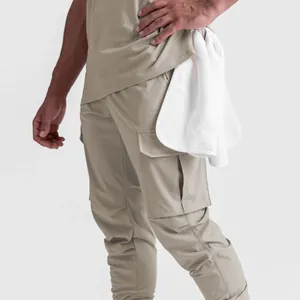 Détail du pantalon cargo de fitness en tissé kaki pour hommes avec boucle pour serviette
