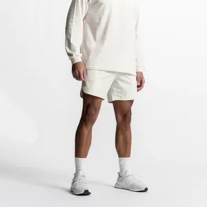 Vista detallada de pantalones cortos deportivos de secado rápido crema para hombres