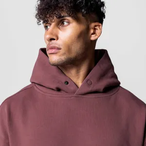 Vue détaillée d'un sweat à capuche bordeaux pour homme avec col à boutons-pression.
