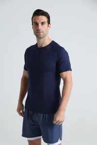 Vue détaillée d'un t-shirt de sport bleu marine à col rond pour homme idéal pour le fitness.