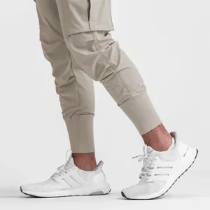 Vue détaillée du pantalon cargo kaki pour homme, coupe ajustée, montrant le bas.
