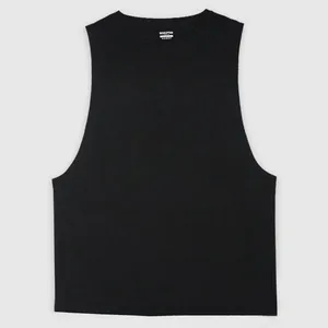 Detalle de camiseta de tirantes negra de algodón para fitness y gimnasio de hombre.