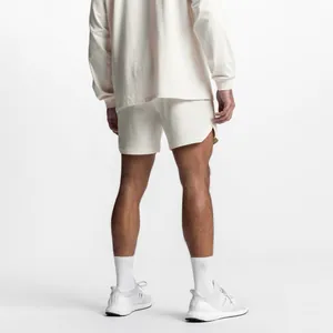 Detalle que muestra el ajuste trasero del pantalón corto deportivo para hombre blanco crema