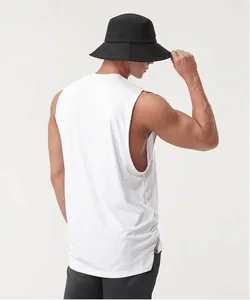 Rückansicht eines weißen, locker sitzenden Herren-Fitness-Tanktops mit Schlitz am Saum
