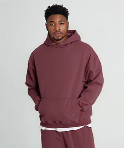 Primo piano della felpa con cappuccio oversize bordeaux da uomo pesante con bottoni e tasca.