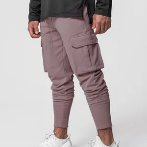 Détail du pantalon cargo slim pour homme en mauve avec des poches latérales pratiques
