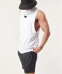 Seitenansicht eines Mannes in einem weißen Muskel-Tanktop für Fitness und Training