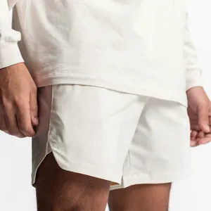 Primer plano de pantalones cortos deportivos transpirables con abertura lateral para hombre