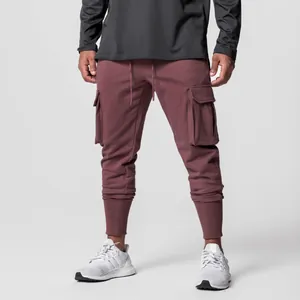 Vue détaillée d'un pantalon cargo cintré mauve pour homme avec poches latérales