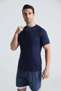 Homme portant un t-shirt de sport bleu marine à col rond pour le fitness et sport