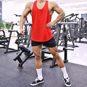 Zicht op een rode ademende katoenen fitness tanktop gedragen door een gespierd model.