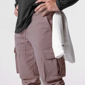 Détail d'un pantalon de jogging cargo slim pour homme avec poche latérale et cordon.