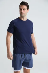 Vue détaillée d'un t-shirt de sport à col rond pour homme en bleu marine sur un modèle.