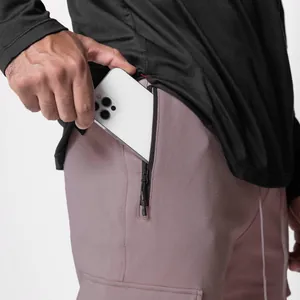 Gros plan d'un pantalon cargo pour homme avec une poche zippée sécurisée pour le rangement