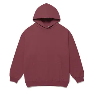 Vista frontale dettagliata di una pesante felpa con cappuccio oversize bordeaux scuro.