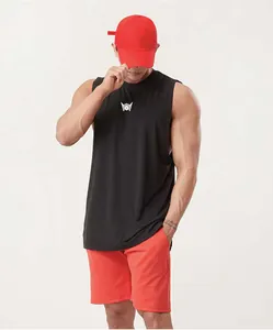 Schwarzes ärmelloses Herren-Fitness-Tanktop mit seitlichem Schlitz für Basketball-Workouts