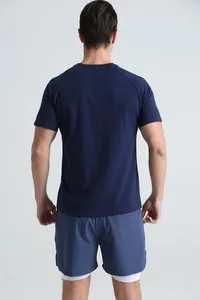 Vue arrière d'un t-shirt de sport bleu marine et d'un short de course pour hommes au gymnase