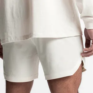 Primer plano de los pantalones cortos deportivos de secado rápido para hombre
