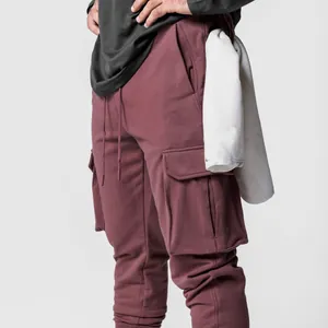 Détail du jogging cargo bordeaux pour hommes avec boucle pour serviette et poche latérale