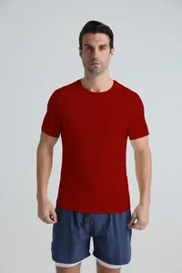 T-shirt de sport rouge pour homme montrant la coupe athlétique sur un mannequin