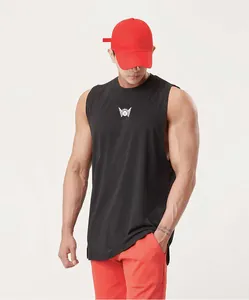 Nahaufnahme des schwarzen ärmellosen Fitness-Westens mit weitem Schnitt und Schlitz