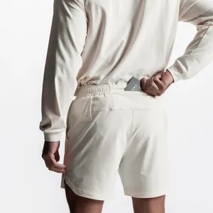 Detalle del bolsillo trasero de un pantalón corto deportivo crema con espacio para tarjetas