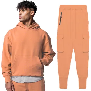 Vue détaillée de l'ensemble de survêtement haut de gamme pour homme en coton abricot et cargo.