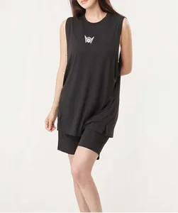 Schwarzes ärmelloses Fitness-Tanktop mit lockerer Passform und Seitenschlitz für das Training