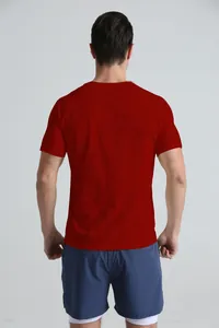 Vue arrière d'un t-shirt de sport rouge en coton pour homme pour le fitness et l'entraînement