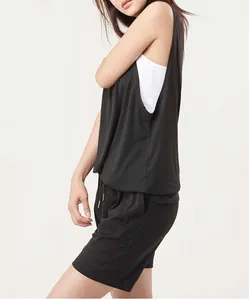 Seitenansicht eines schwarzen ärmellosen Sport-Tanktops mit weiten Armausschnitten und Shorts.