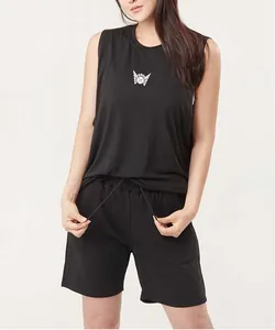 Detailansicht eines schwarzen ärmellosen Sport-Tanktops mit weißem Brustlogo für Fitness.