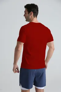 T-shirt de sport rouge pour hommes vu de dos pour le fitness et l'entraînement.