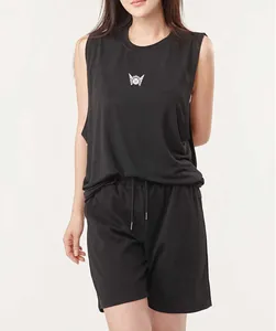 Sportliches schwarzes ärmelloses Tanktop und passende Shorts für Fitnessstudio und Laufen