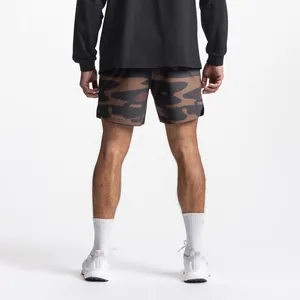 Vista trasera detallada de pantalones cortos deportivos de camuflaje para hombre para el gym